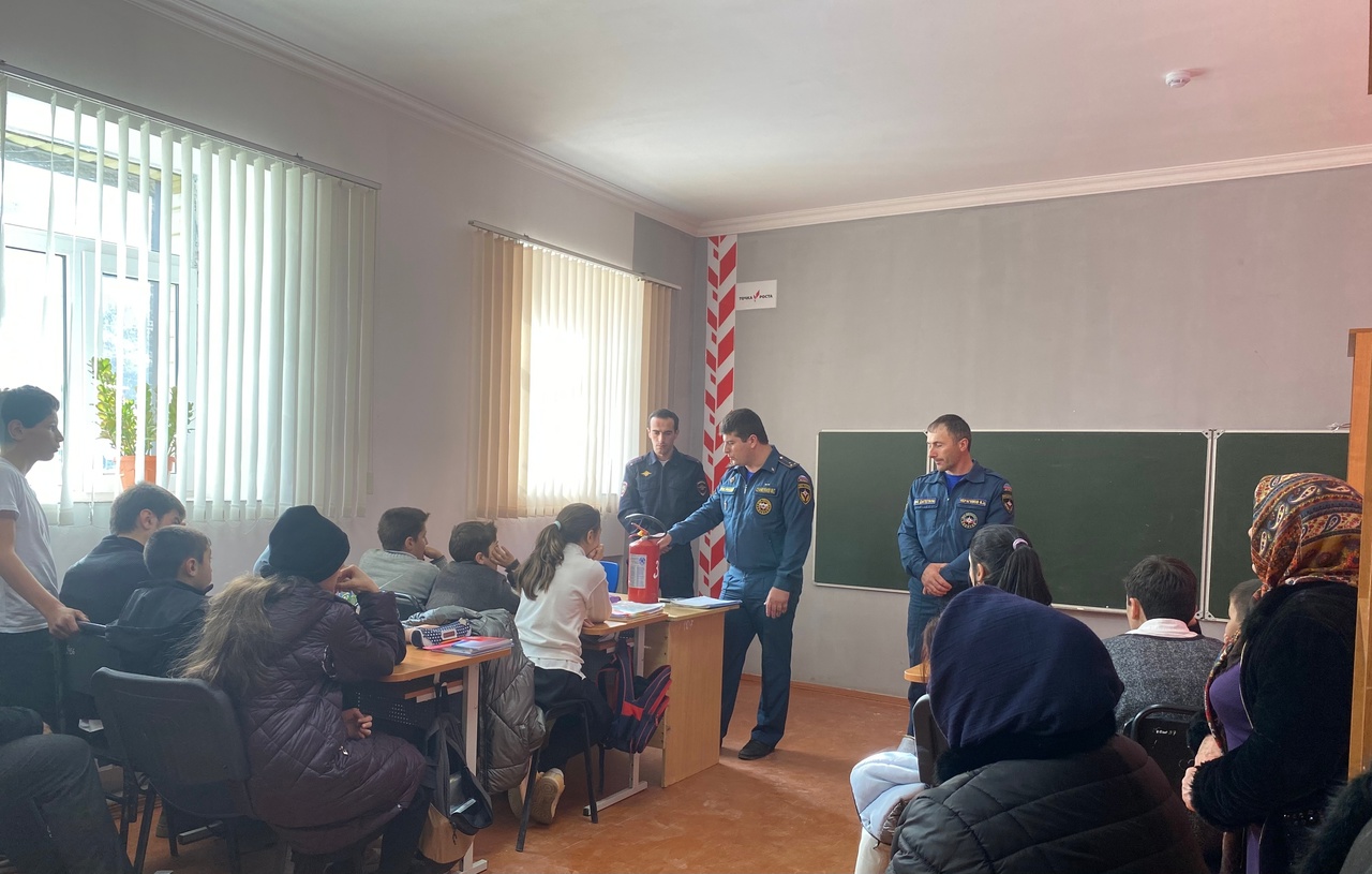 ВСТРЕЧА УЧАЩИХСЯ ШКОЛЫ С СОТРУДНИКАМИ МЧС.